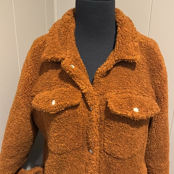 BLANK NYC cinnamon stick Sherpa shacket.
Faux Sherpa Shirt Jacket. Small - Picture 2 of 8